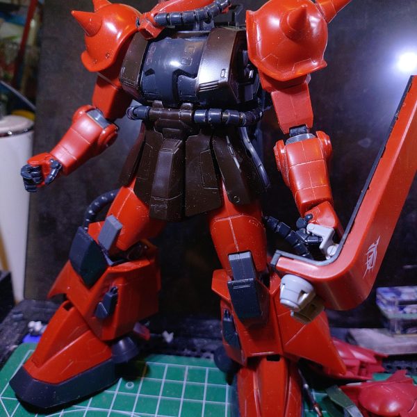 宇宙世紀コン2体目の素体は旧MG高機動型ザクII！昨今のバンダイさんのキットレベルが上がり過ぎて大きくなったHGって感じの組ごたえですなぁ💧モナカ割で合わせ目チラホラ、ムニュって消しながら組んでます。改造コンセプトは高機動重装甲格闘機！可動は無視してフルアーマー化だ！（4枚目）