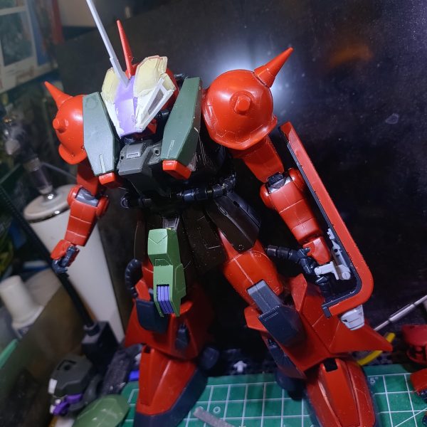 宇宙世紀コン2体目の素体は旧MG高機動型ザクII！昨今のバンダイさんのキットレベルが上がり過ぎて大きくなったHGって感じの組ごたえですなぁ💧モナカ割で合わせ目チラホラ、ムニュって消しながら組んでます。改造コンセプトは高機動重装甲格闘機！可動は無視してフルアーマー化だ！（5枚目）