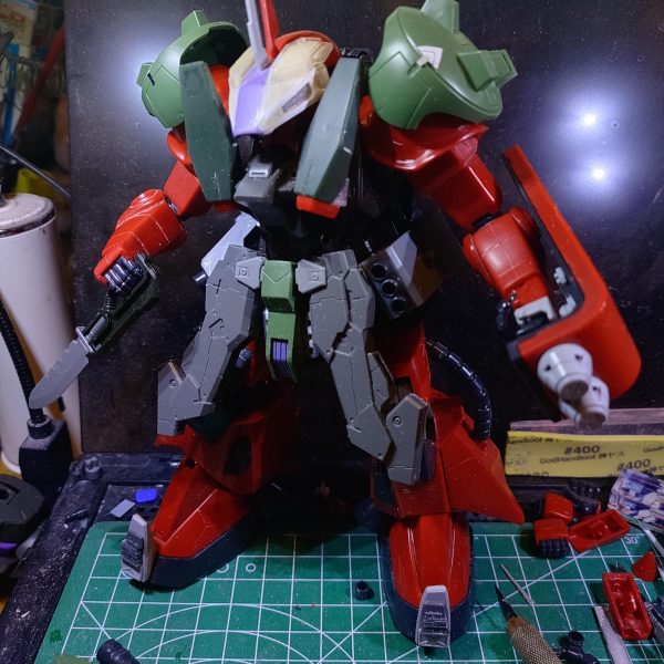 宇宙世紀コン2体目の素体は旧MG高機動型ザクII！昨今のバンダイさんのキットレベルが上がり過ぎて大きくなったHGって感じの組ごたえですなぁ💧モナカ割で合わせ目チラホラ、ムニュって消しながら組んでます。改造コンセプトは高機動重装甲格闘機！可動は無視してフルアーマー化だ！（6枚目）