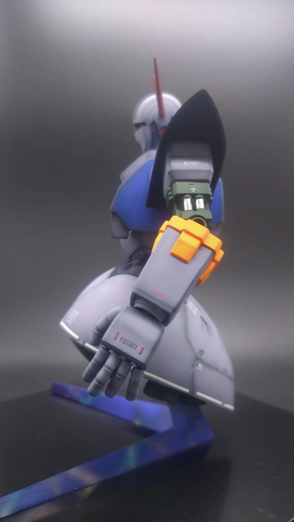 腰は曲がるように。腕は延長。腕のシリンダーはメタル調に。