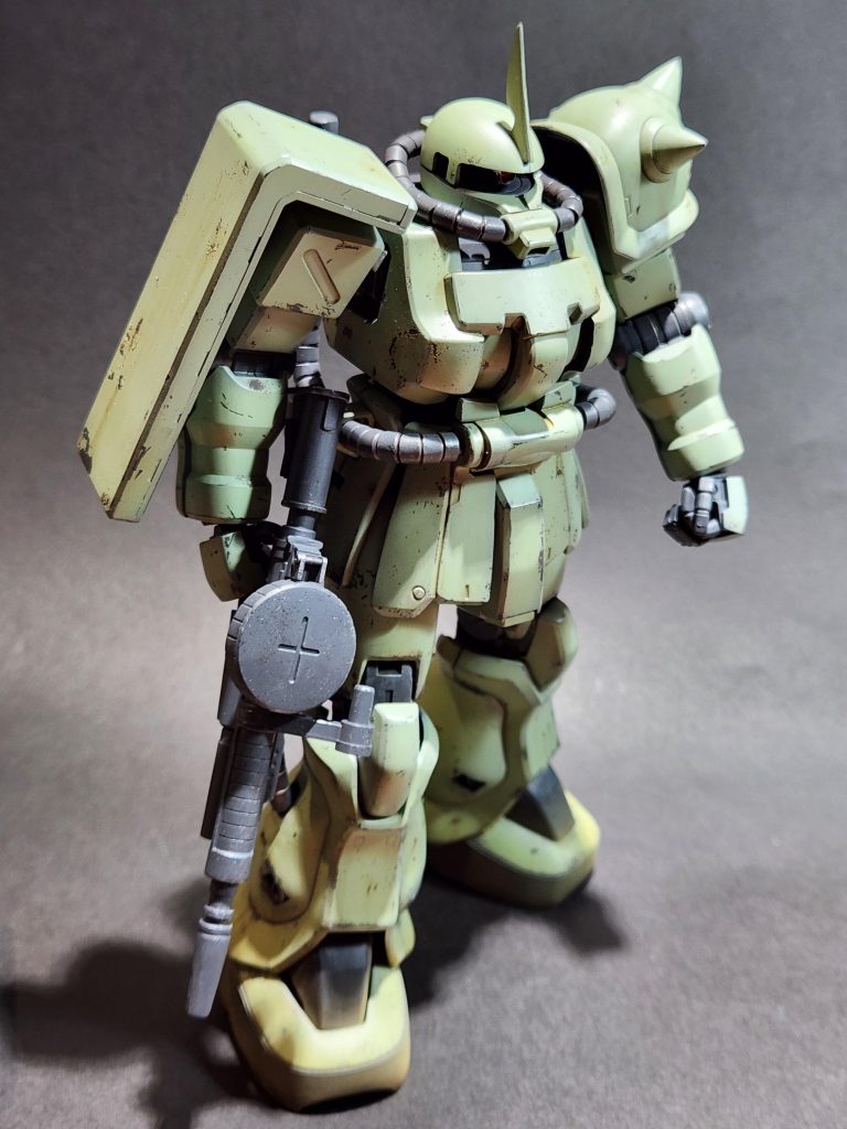 残党軍基地での運用整備を考えて、色々と妄想しながらのウェザリングが、凄く楽しくて楽しくて仕方がなかったです。ビッター機は司令官機なので、他の機体より稼働運用は少ないと思い、ウェザリングをやり過ぎない様に加減する事が一番苦労した部分かもしれません。それほどに作っていて楽しかったです。ザクは何回作っても良いですよね。