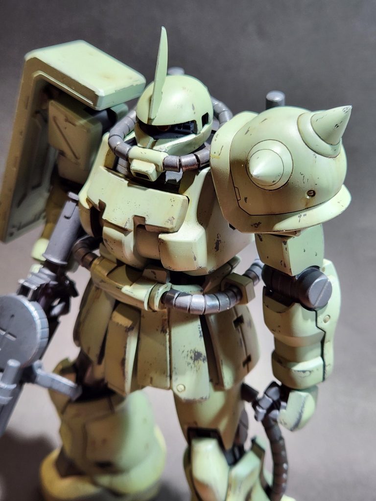 本体色のグリーンはMSグリーンに少量のイエローや少量のライトグレーを足し、何回も映像や画像や資料を見直して決めました。大きめのビンに作ったので、あと一機が二機くらいは作れるかどうか残っています。いずれ三機目も作りたいと思っています。