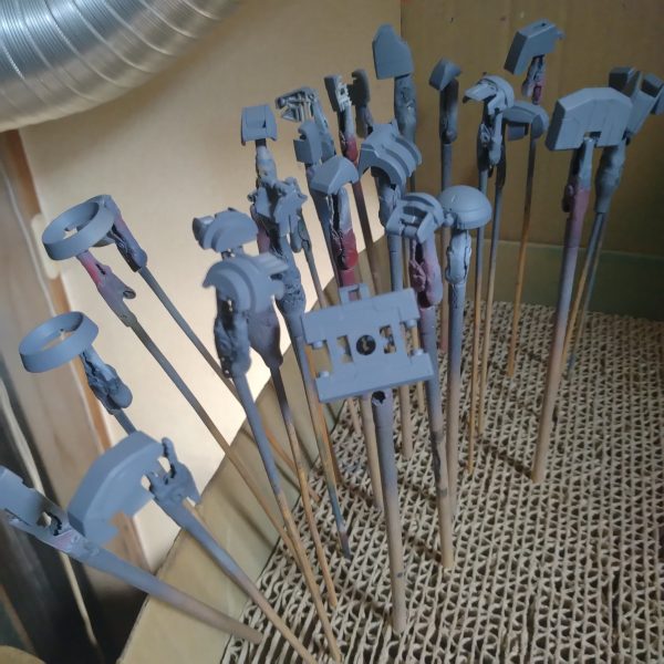 本日は色々やっていたら遅くなり10時くらいからスタートしました！😅取り敢えずは全てサフから、ホワイト系グラデーションとデザート系グラデーションの塗装しました！ホワイト系は少し自分流に色分けしました！😄デザート系もマスキングしてちょっとだけ色を足します！ちなみにデザート系はサフ、ブラック、デザート系でグラデーションして更に薄めのデザート系でハイライト入れました！😀次はデザート系のマスキングして色分けして、フレーム系と武装の塗装をやります！とは言え少し疲れたので休憩です！😄（4枚目）