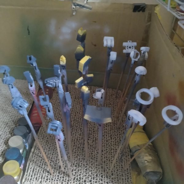 本日は色々やっていたら遅くなり10時くらいからスタートしました！😅取り敢えずは全てサフから、ホワイト系グラデーションとデザート系グラデーションの塗装しました！ホワイト系は少し自分流に色分けしました！😄デザート系もマスキングしてちょっとだけ色を足します！ちなみにデザート系はサフ、ブラック、デザート系でグラデーションして更に薄めのデザート系でハイライト入れました！😀次はデザート系のマスキングして色分けして、フレーム系と武装の塗装をやります！とは言え少し疲れたので休憩です！😄（2枚目）