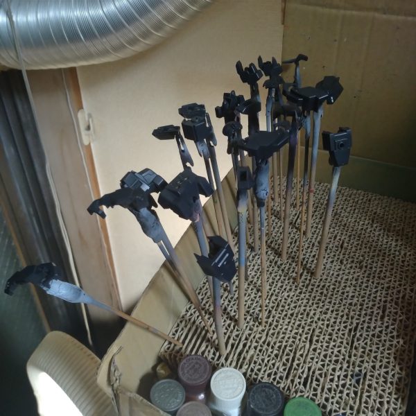 本日は色々やっていたら遅くなり10時くらいからスタートしました！😅取り敢えずは全てサフから、ホワイト系グラデーションとデザート系グラデーションの塗装しました！ホワイト系は少し自分流に色分けしました！😄デザート系もマスキングしてちょっとだけ色を足します！ちなみにデザート系はサフ、ブラック、デザート系でグラデーションして更に薄めのデザート系でハイライト入れました！😀次はデザート系のマスキングして色分けして、フレーム系と武装の塗装をやります！とは言え少し疲れたので休憩です！😄（3枚目）