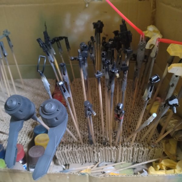 取り敢えず！トップコート以外のエアブラシでの塗装が終わりました！😄残るは筆塗りと墨入れで、その後組み立ての流れになります！😀ここで一旦作業ストップしようと思います！😄（2枚目）