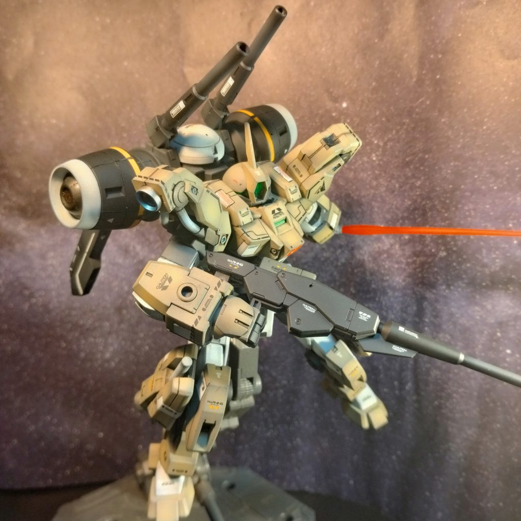 毎度お馴染みのスジ彫り入れてからのグラデーション塗装です!前にデミトレーナーの時も書きましたが!プラの性質が軟質な為にスジ彫りが深く入りすぎるので加減が必要と言う点とスジ彫り後のペーパー掛けもシッカリやらないと、綺麗にならないのが難点でした!😀