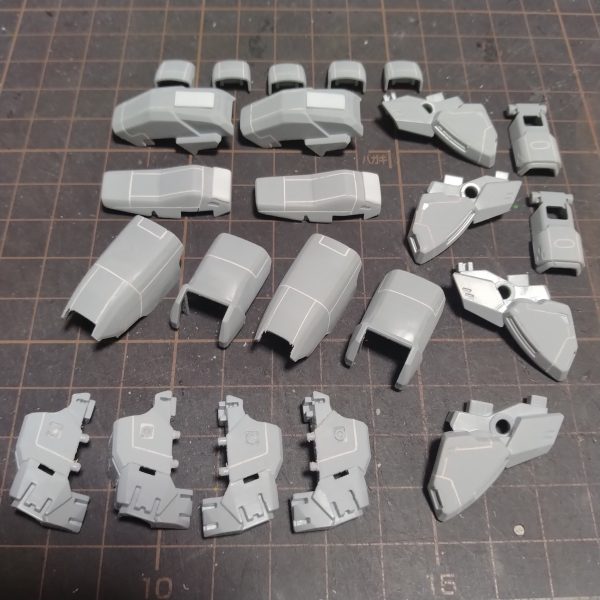 今日は終わらせようとコツコツスジ彫りやってますが！なかなか終わらないです！😅今回は最初にスジ彫り入れると選り分けたパーツを省かずに真面目にやってるので！😄😄ですが、やはり今日もこの辺で集中力が切れてきました！😅スジ彫りが遅くなってる原因の一つは、やはりいつも使ってるガイドテープを切らしていて予備の使いにくいガイドテープを使ってるからだと思います！😅この予備のやつが粘着は弱くて少し厚めで曲がらなくてスジ彫り入れる以前に直ぐに剥がれ落ちちゃうんです！😥いつも使ってるガイドテープが売り切れになっていて！入荷待ちなんです！なので今回はここで作業ストップしようと思います！😀でも結構頑張って数も減ったので！次で終わると思います！😄（2枚目）