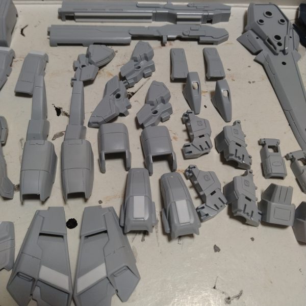 似たような画像ばっかしアップしてすみません！😅パーツ洗浄が終わりました！私は昔から超音波洗浄機なる物は持ってないので！😄ボールに洗剤水入れて！その中にスジ彫りしたパーツをドバっと入れて地道に歯ブラシで洗ってます！😄😄結構昔から変わりません！😄😄今回はスジ彫りに１日６時間から７時間くらい使って３日もスジ彫りに時間使っちゃいました！😀もし、スジ彫りやらないならとっくに塗装も組み立ても終わって投稿してるのだろうなぁとか！少し考えてしまいます！😄いつも思うんです！自分だけのオリジナリティを出す為だけに何故にそこまで苦労して作るんだろ？いざ完成してもあんまり分からなかったり！特にインパクトも無かったりするのに！私の作品ってパット見は普通じゃんって物が多くよく見て貰わないと手を加え掛けてる箇所も気づきにくいので！😄ホント！不思議ですよね！プラモデルを作るって！🤔😄と、また脱線してました！😅とにかく手洗い無ので！いつも乾燥も自然乾燥です！ちなみに今まで、ほとんどライトサフからスタートしていた塗装無のですが、今回はあえて使ってこなかったブラックサフを使おうと思って本日注文したので！塗料が来てからの塗装開始になります！なのでこのまま放置して完全乾燥させて次回から塗装して行きます！😀何故？似たような画像をまたアップしたの？って思うでしょ？単純に見て欲しいからだけです！😄ホントはもっと細かく詐欺工程を写して行くべきだと常々考えてるのですが！そこは、これからも先もあるので！ゆっくりともっと伝わりやすくなるように改善して行きます！😄　もし！いつも見てくださってる方々がこんなところをとか！あればどうやってるの？とか！写して欲しい所などありましたらコメントして下さい！😀（2枚目）