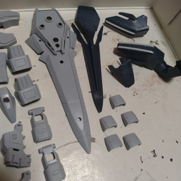 似たような画像ばっかしアップしてすみません！😅パーツ洗浄が終わりました！私は昔から超音波洗浄機なる物は持ってないので！😄ボールに洗剤水入れて！その中にスジ彫りしたパーツをドバっと入れて地道に歯ブラシで洗ってます！😄😄結構昔から変わりません！😄😄今回はスジ彫りに１日６時間から７時間くらい使って３日もスジ彫りに時間使っちゃいました！😀もし、スジ彫りやらないならとっくに塗装も組み立ても終わって投稿してるのだろうなぁとか！少し考えてしまいます！😄いつも思うんです！自分だけのオリジナリティを出す為だけに何故にそこまで苦労して作るんだろ？いざ完成してもあんまり分からなかったり！特にインパクトも無かったりするのに！私の作品ってパット見は普通じゃんって物が多くよく見て貰わないと手を加え掛けてる箇所も気づきにくいので！😄ホント！不思議ですよね！プラモデルを作るって！🤔😄と、また脱線してました！😅とにかく手洗い無ので！いつも乾燥も自然乾燥です！ちなみに今まで、ほとんどライトサフからスタートしていた塗装無のですが、今回はあえて使ってこなかったブラックサフを使おうと思って本日注文したので！塗料が来てからの塗装開始になります！なのでこのまま放置して完全乾燥させて次回から塗装して行きます！😀何故？似たような画像をまたアップしたの？って思うでしょ？単純に見て欲しいからだけです！😄ホントはもっと細かく詐欺工程を写して行くべきだと常々考えてるのですが！そこは、これからも先もあるので！ゆっくりともっと伝わりやすくなるように改善して行きます！😄　もし！いつも見てくださってる方々がこんなところをとか！あればどうやってるの？とか！写して欲しい所などありましたらコメントして下さい！😀（3枚目）