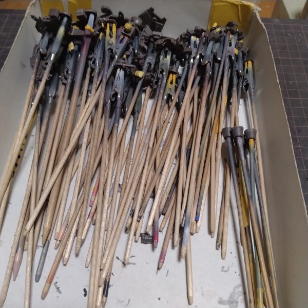 取り敢えずは塗装持ち手に全て付けて準備は出来ました！😀よっしゃぁ行くぞ〜って感じにモチベが来たら始めようと思いますが！それが日中か夜かは自分でもわかりません！😄とにかく本日中には開始します！なんせ、コレもいつもの事なのですが塗装だけはやり出すと！ほとんどの塗装を一気にやって長時間になるので！こればっかりはタイミングってやつがあるんです！😄😄久々にと言うか2回目にHGシナンジュ・スタインやるのですが！こんなにパーツ数があったっけ？思いました！😀それとなかなかの色分けや改変しようと思うカラーとか！結構ちょこちょこあったりします！🤔スジ彫りの山越えてホッとしたのも束の間に、また一山越えなければいけないみたいです！😄あっちなみに私の本日って言うのは、ちょっと言い方の間違いがありまして😅私、普段服用してる薬が睡眠作用が強くて日中寝てたり夜も妙に薬が効いて寝てしまったりと私の１日ってのが日をまたいでの１日に生活パターンができてまして！😅本日って言いながら深夜１２時を越えてる事がしばしば御座います！😅なので本日からと言っておきながら深夜からイキナリ始めてることもあります事をここ記載させて頂きます！🙇（3枚目）