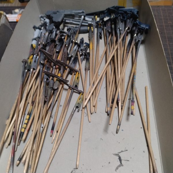 取り敢えずは塗装持ち手に全て付けて準備は出来ました！😀よっしゃぁ行くぞ〜って感じにモチベが来たら始めようと思いますが！それが日中か夜かは自分でもわかりません！😄とにかく本日中には開始します！なんせ、コレもいつもの事なのですが塗装だけはやり出すと！ほとんどの塗装を一気にやって長時間になるので！こればっかりはタイミングってやつがあるんです！😄😄久々にと言うか2回目にHGシナンジュ・スタインやるのですが！こんなにパーツ数があったっけ？思いました！😀それとなかなかの色分けや改変しようと思うカラーとか！結構ちょこちょこあったりします！🤔スジ彫りの山越えてホッとしたのも束の間に、また一山越えなければいけないみたいです！😄あっちなみに私の本日って言うのは、ちょっと言い方の間違いがありまして😅私、普段服用してる薬が睡眠作用が強くて日中寝てたり夜も妙に薬が効いて寝てしまったりと私の１日ってのが日をまたいでの１日に生活パターンができてまして！😅本日って言いながら深夜１２時を越えてる事がしばしば御座います！😅なので本日からと言っておきながら深夜からイキナリ始めてることもあります事をここ記載させて頂きます！🙇（2枚目）