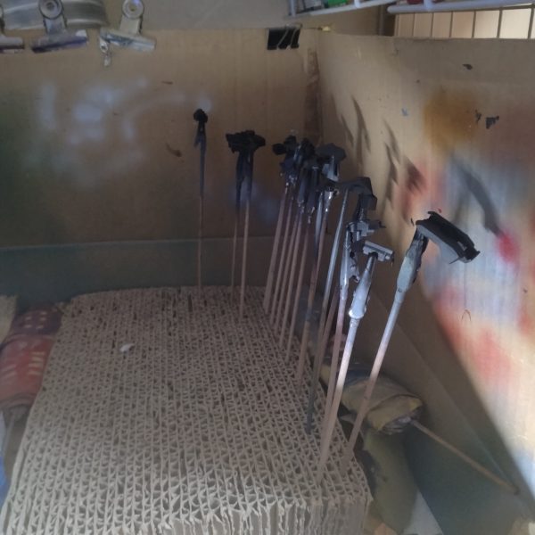 取り敢えず！やると言った以上は、とにかく動けと思って😄基本外装のサフ吹かしました！😀長年やって来てながら今更、始めて一発目からブラックサフを使いました！😄なんか感覚としてはエナメルブラックを吹かしてる感触ですね！😄まぁこれで、いつもの塗装より一層だけ塗膜が薄くなると言う事ですね！でもずっと最初はサフライト吹かしてから全ての塗装を始めて来たので！物足りなく感じますが！😅慣れが必要なんですね！😀ついつい遅くなってるのは！マジで寝てました！😄😄ここからがグラデーションなので！ちょっと集中力がいるので、ヤル気が出たらいっきにやりますが！ちょいまだ体がダルいので！タイミング待ちます！😄（2枚目）