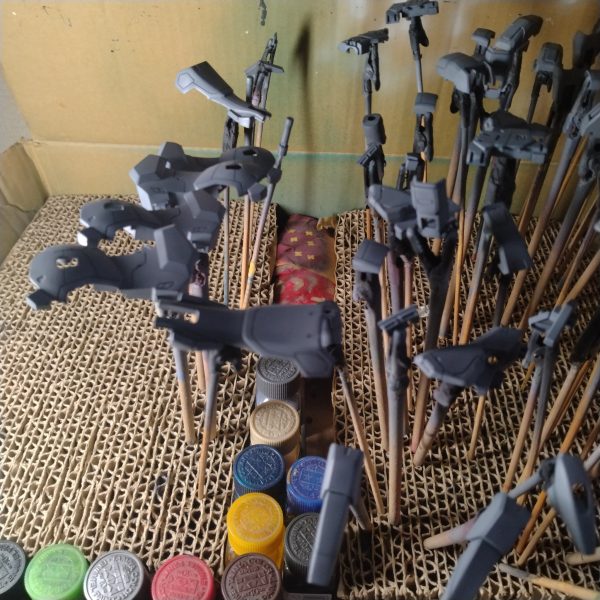 取り敢えず!基本外装のグラデーションが終わりました!見えづらいですが2種類のグレーの塗装が終わりました!😀やっぱ若干、本調子が出なくて!😅それとですが!これは私的に伝えたい事なのですが!以前ハンドピースのスーパーファイン0.2のニードルを安価で購入したハンドピースのニードルと付け替えて上手くいったと思って数回使用したのですが!ヤッパリ駄目でした!😅微妙に吹かした時に細かく散るんです!なので安価なハンドピースにニードルを戻して使っていたのですが!ここで良いハンドピースとの差が出てきました!私はほぼ塗装は長時間するのですが!この安価なハンドピースは使えるのですが長時間使用すると凄く疲れて指や手がつってきてめっちゃ疲れます!😅お伝えしたい事はやはり良いハンドピースや昔から使われ今も健在のメーカーのハンドピースは良いと言うことです!😄高いんだよって思うけど!それだけの価値はある良いものはやはり良い!ってことですね!😄飽くまでも私個人の感想ですが!なのでめっちゃ疲れたので!ここで一旦ストップします!😄やはりタミヤショップにニードルを注文しに行かないと行けませんね!私にはスーパーファインがあってるみたいですので!😀次回は紺色系や武器類の塗装をやります!😀(2枚目)