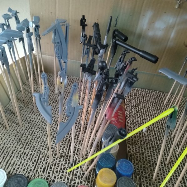 取り敢えずは塗装再開して紺色系、武器類等のサフ吹かしました！😀それと今回は余り塗り分けはしないようにと思ってたのですが！ヤッパリせっかくスジ彫り入れて仕切りがあるのに勿体ないかな？と思って少しだけ塗り分けしました！アックスは元々使わないのですが！ジャンクに3何故か枚だけエフェクトパーツがあったのでサーベルと一緒に一応塗りました！で、ウッカリ忘れていたのですが！このキットの塗り分けが超面倒くさい所があったんです！😅それは両足のブースター？言い方間違えてるかもですが！赤い箇所のマスキングが面倒くさいんです！これはエングレービングより面倒くさい塗装だと思います！😄次は休憩してから、これらに色を入れていきます！😀（2枚目）