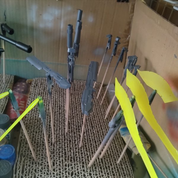 取り敢えずは塗装再開して紺色系、武器類等のサフ吹かしました！😀それと今回は余り塗り分けはしないようにと思ってたのですが！ヤッパリせっかくスジ彫り入れて仕切りがあるのに勿体ないかな？と思って少しだけ塗り分けしました！アックスは元々使わないのですが！ジャンクに3何故か枚だけエフェクトパーツがあったのでサーベルと一緒に一応塗りました！で、ウッカリ忘れていたのですが！このキットの塗り分けが超面倒くさい所があったんです！😅それは両足のブースター？言い方間違えてるかもですが！赤い箇所のマスキングが面倒くさいんです！これはエングレービングより面倒くさい塗装だと思います！😄次は休憩してから、これらに色を入れていきます！😀（3枚目）