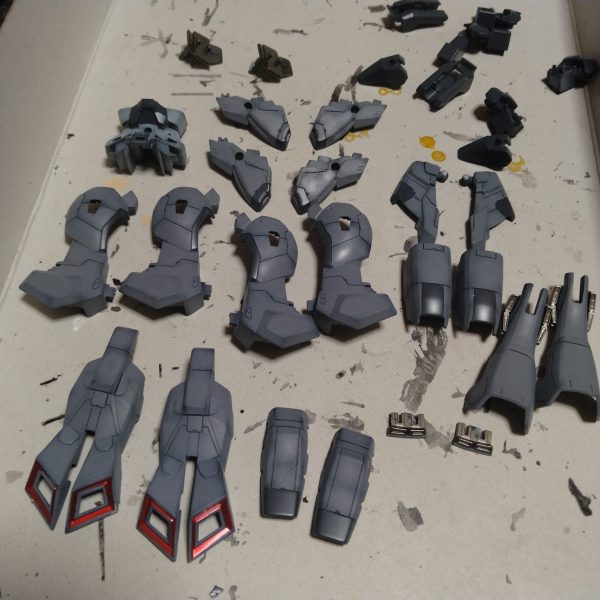 取り敢えずは塗装再開して紺色系、武器類等のサフ吹かしました！😀それと今回は余り塗り分けはしないようにと思ってたのですが！ヤッパリせっかくスジ彫り入れて仕切りがあるのに勿体ないかな？と思って少しだけ塗り分けしました！アックスは元々使わないのですが！ジャンクに3何故か枚だけエフェクトパーツがあったのでサーベルと一緒に一応塗りました！で、ウッカリ忘れていたのですが！このキットの塗り分けが超面倒くさい所があったんです！😅それは両足のブースター？言い方間違えてるかもですが！赤い箇所のマスキングが面倒くさいんです！これはエングレービングより面倒くさい塗装だと思います！😄次は休憩してから、これらに色を入れていきます！😀（4枚目）