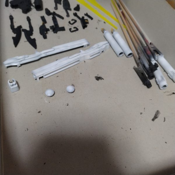 紺色系や武器類の塗装が終わりました！😀ついでにエングレービングのエナメルブラックまで塗装して準備まではしました！ちょい疲れたので！一応ここで一旦終了と言う事にして塗装ストップします！😄残りは5枚目の画像のフレーム系でエアブラシ塗装は終わります！その後にもエングレービングや筆塗りとかもうちょい先は長いですので！😄モチベと元気が回復したら！もしかしたら残りのフレーム系の塗装やるかもです！😄（2枚目）