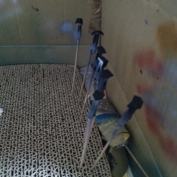 紺色系や武器類の塗装が終わりました！😀ついでにエングレービングのエナメルブラックまで塗装して準備まではしました！ちょい疲れたので！一応ここで一旦終了と言う事にして塗装ストップします！😄残りは5枚目の画像のフレーム系でエアブラシ塗装は終わります！その後にもエングレービングや筆塗りとかもうちょい先は長いですので！😄モチベと元気が回復したら！もしかしたら残りのフレーム系の塗装やるかもです！😄（4枚目）