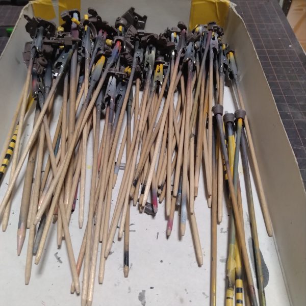 紺色系や武器類の塗装が終わりました！😀ついでにエングレービングのエナメルブラックまで塗装して準備まではしました！ちょい疲れたので！一応ここで一旦終了と言う事にして塗装ストップします！😄残りは5枚目の画像のフレーム系でエアブラシ塗装は終わります！その後にもエングレービングや筆塗りとかもうちょい先は長いですので！😄モチベと元気が回復したら！もしかしたら残りのフレーム系の塗装やるかもです！😄（5枚目）