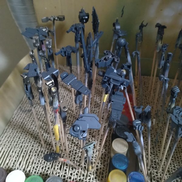 結局、寝てもすぐに目が覚めちゃって！😅もうどうせならと、残りのトップコート以外のエアブラシ塗装終わらせました！😄これで一旦は心置きなく寝ます！😄😄次回は筆塗り、墨入れやります！ちなみにエングレービングと一緒にカメラアイの筆塗りも終わってますので！残りの筆塗りは直ぐに終わると思います！😄そこまでやったら組み立てに入っていきます！😀（2枚目）