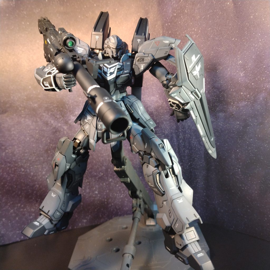 デカールは手持ちの物を使いました！普通のシナンジュのデカールをエンブレムだけ切り取ったり！手持ちの物を合わせて貼ったり工夫しました！😄