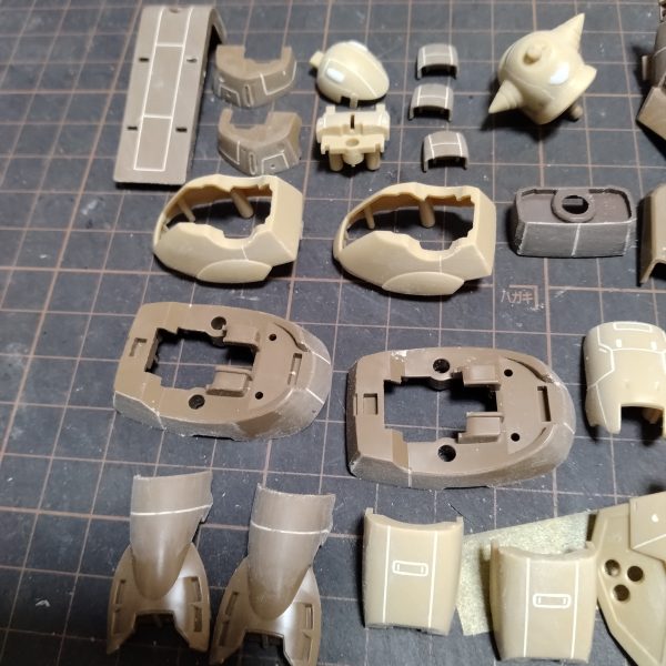 なんか突然のCDプレーヤーの故障で！取り乱しちゃいましたが！😄なんとか仮のプレーヤーも見つける事が出来たので！😀遠くに飛んで行きかけていた！やる気魂を引き戻して！スジ彫りを終わらせました！😄これを洗浄したら次から塗装に入っていけます！😀まぁモチベが戻ったと言っても！めっちゃ制作スピードを上げるわけでもなく！休み休み進行していきます！😄（2枚目）