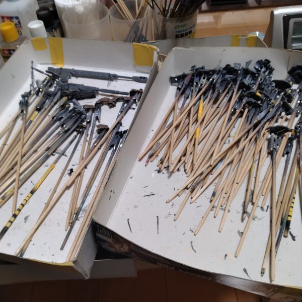 さぁて今日は日中に行くぜぇって思ってたのですが!😄毎度のごとく薬飲んだらめっちゃ睡魔に襲われてます!😅途中で睡魔に耐えれなくなったら中途半端になっちゃうので!😀こりゃあ塗装開始は夜からになりそうです!張り切って塗装持ち手に全部付けてエアブラシを終わらせるイメージしていたのに!持ち手に付けてる時からか眠たくて!😄😄薬飲まなきゃ良いと思うのですが!去年の暮れに病気を再発させた原因が夏場に外に出れなくて足も痛めていたので薬を病院に取りに行けずに一ヶ月薬を服用しなくて!やっと薬を手に入れて飲んだら逆に突然飲んだ薬の影響で血流が活発になり過ぎて倒れたんです!😄それから薬はちゃんと飲まないと!マジでヤバい事になるのをこの身で現在体験してるので!😄😄キチンと1日3回飲むようにしてるんです!コレが1回の薬の種類と量が多くて每日となると、めっちゃ面倒になってくるんです!😅そんなこんな理由でちょくちょく制作ストーリーが遅れたりしてる訳なんです!😄迷彩塗装のやり方のイメージは出来てるので!開始したらサクサクやっちゃうと思います!今回はせっかくなので!撮れたら迷彩塗装してるところも途中撮れたらアップして行こうと思ってます!😀前みたいに制作ストーリーがリアルタイムでサクサク進まなくてすみません!🙏(2枚目)