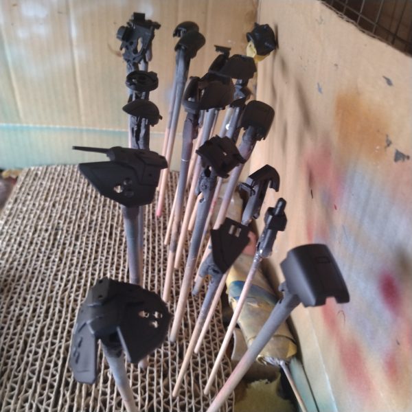 サンドカラーのグラデーションが終わりました！😀考えたのですが！面倒そうなのはサッサッと！次はもう先に迷彩の色を入れて行こうと思います！😄これも修行の一貫として！フリーハンドでやって行こうと思います！😄マスキングしてエアブラシと筆塗りでは何度となく経験はあるのですが！フリーハンドは初めてです！😄今まで考えたことも無かったのですが、他の方はこれを普通にやっていたんだなぁと！今更ながら思いました！😀やっぱりいざ自分で直面してみないと！実感しないものですね！😄（2枚目）