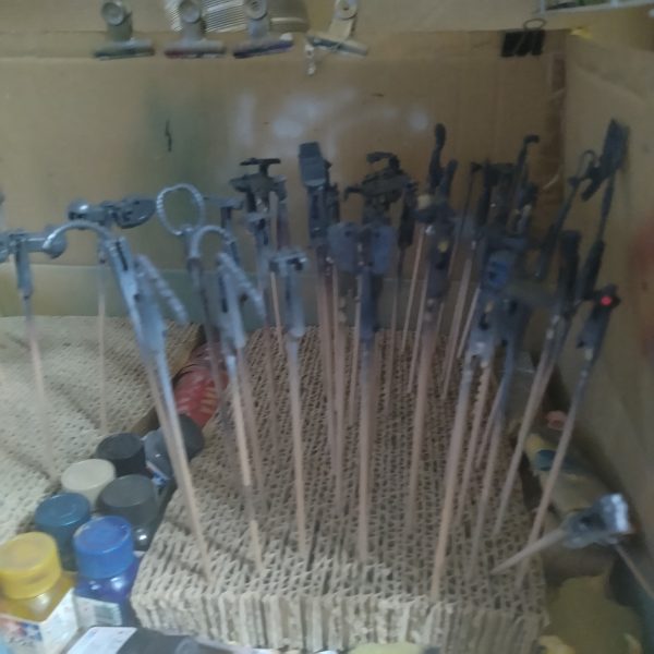 と、言うことで！トップコート以外のエアブラシ塗装が全て終わりました！😄今日は、と言いますか、GUNSTA来てから初めて８時過ぎか９時頃だったかな？朝から塗装開始したのですが！😄大体８時間くらいかかりました！😀よく寝て天気が良いと調子も良いです！😄次は少しの手塗りと墨入れして、その後から組み立てに入る予定です！😀一旦ここで作業ストップして休息します！ヤル気が出たらイキナリやり出すかもですが！😄😄取り敢えず！ストップと言うことで！（2枚目）