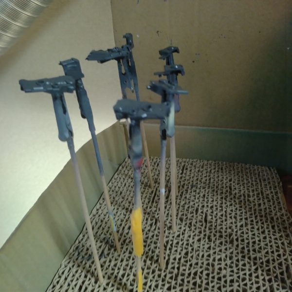 と、言うことで！トップコート以外のエアブラシ塗装が全て終わりました！😄今日は、と言いますか、GUNSTA来てから初めて８時過ぎか９時頃だったかな？朝から塗装開始したのですが！😄大体８時間くらいかかりました！😀よく寝て天気が良いと調子も良いです！😄次は少しの手塗りと墨入れして、その後から組み立てに入る予定です！😀一旦ここで作業ストップして休息します！ヤル気が出たらイキナリやり出すかもですが！😄😄取り敢えず！ストップと言うことで！（3枚目）