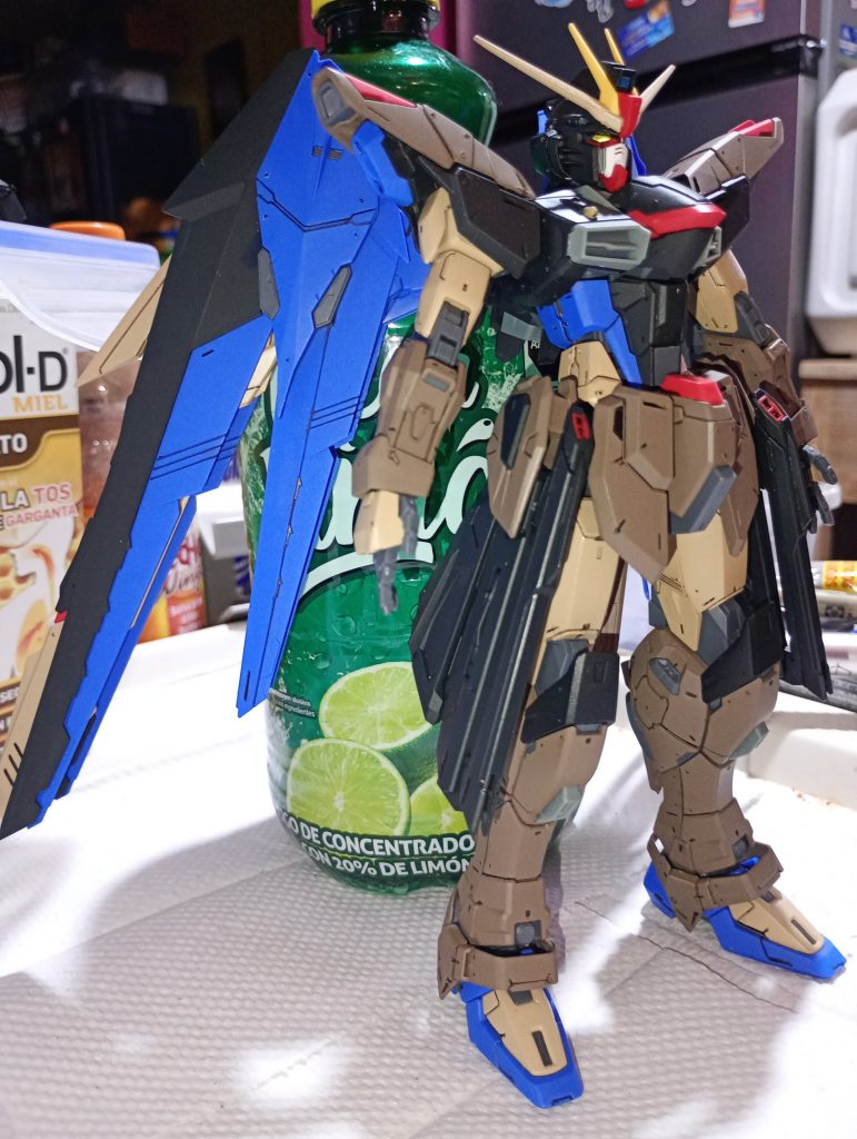 Originalmente, iba a contar solamente con los colores JSDGF Olive Drab, JSDGF Brown, Matt Clear, y NATO Black, pero como en mi país 🇲🇽 en clima es semidesierto, opté mejor por darle colores desérticos, recordando al Tequila Gundam y al Gundam RX-79 con colores desérticos, y por supuesto, al Zaku en esos tonos.