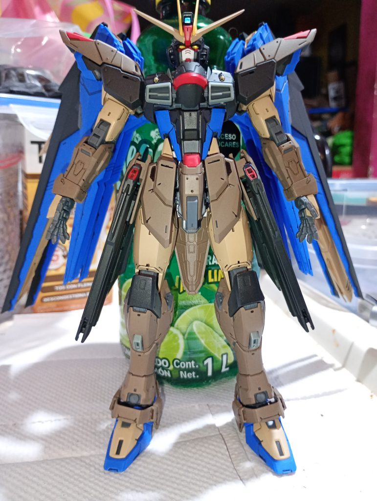 La pintura empleada fue TAMIYA SPRAY, en sus colores Desert Sand, JSDGF Brown, Matt Clear, y NATO Black, con detalles delineados con estilografo Sakura. Le mantuve el mejor acabado posible.