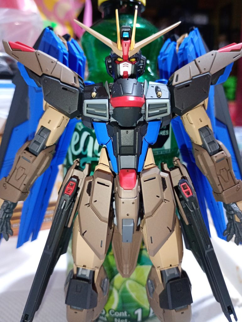 Lo pinté en colores militares desérticos porque me gusta ver más a Gundam en cualquiera de sus variantes, en colores militares, ya que para mí le dan estos colores más personalidad guerrera que el color blanco.