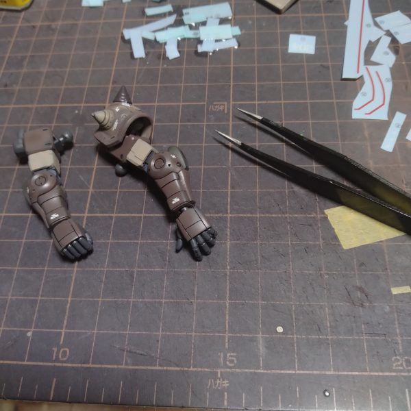 すみません！🙏制作ストーリー終了と書きましたが！制作状況を見せて行く事が制作ストーリーなんですよね！😄いつも同じカットばかりアップして次は完成投稿で！とか！お見せしていく努力が足りないと思いました！😅雑な制作の絵だとしても、いつも載せない絵もアップしなくてはと思いました！😀で、デカール貼りの状況です！😄スジ彫り入れたり邪魔な所に考えなくプラバン貼ったりしてるので！説明書通りには貼れません！😄😄もういつものように手持ちの物を私らしく貼ることにしました！😀これでホントに制作ストーリーは終了にしておきますね！次回は完成投稿します！（2枚目）