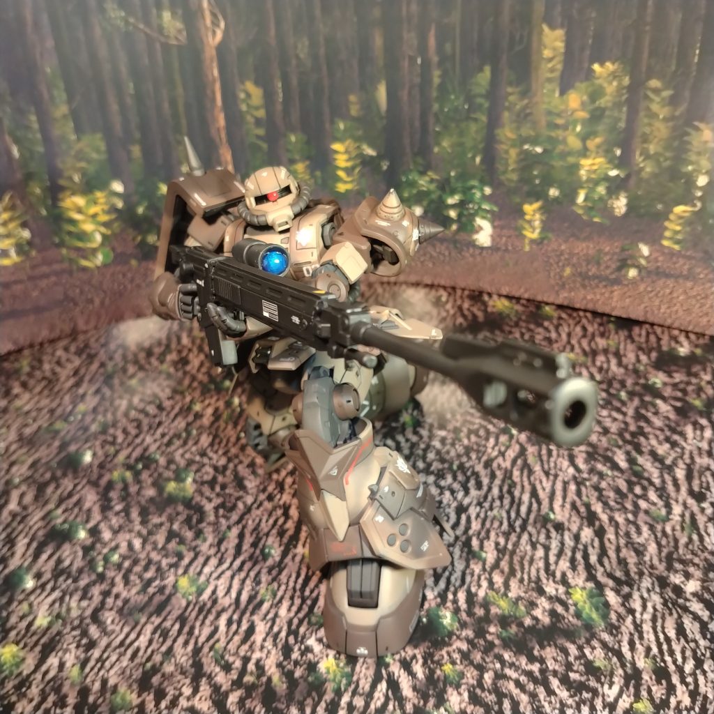 完成して見て！なかなかの可動域だと思いました！😀欲を1つ言うとしたらライフルの持ち手をもう一つ欲しいと思いました！このライフルの持ち手ですが！よく他のキットで付け替えようとした時に差し込み用の突起の部分が折れたりするんです！😅なので余り付け替えをしたくなくて！今回は対艦ライフルしか持たせてません！😄