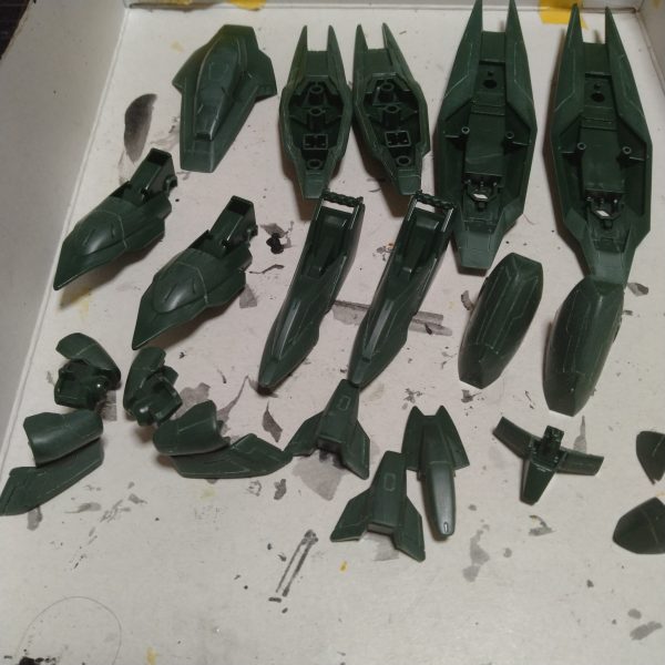 取り敢えずはスジ彫りもある程度終わり洗浄もしました！😄過去に100分の1グレイズを作った事が数回ありまして！このレギンレイズジュリアのスジ彫り入れてる時に！あれ？これは普通のグレイズのパーツじゃね？って気付いて！速攻で説明書見たら、いっぱい余剰パーツがありました！😄早めに気付いて良かったです！😄危うく余計なスジ彫り作業するところでした！😅とまぁこんな感じでスジ彫りと洗浄まで終わりましたので！このまま自然乾燥させますので！今回はここまでにします！次から次回から塗装に入っていきます！😄（2枚目）