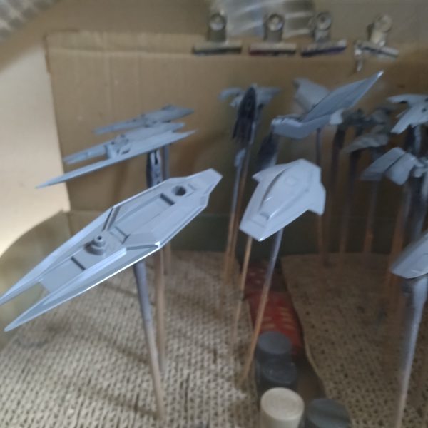 取り敢えず！始めないと終わらないと思いまして！😅外装パーツのサフだけでも吹かしました！😄安心する為に自分で修理したタミヤスーパーファイン0.2で吹かしましたが！問題無く直ってました！😄もっと早くやっておけばこの数ヶ月ハンドピースで悩まずにすんだのに！😄ただまだモチベが上がらなくて！今回はサフでやめておきます！😅次回はこのパーツをホワイトでグラデーションして行きます！😀一旦外装パーツは全てホワイトにしてから塗り分けは後で検討します！（2枚目）