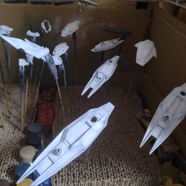 モチベが上がんねぇ〜って言いながら突然やり出すのも！いつもの私なんですが！😄自分でも分かんないんです！🤔突然、良し！やるか！見たいな感じです！😄取り敢えずは言った通りに最初のサフ吹かしたパーツをホワイトでグラデーションしました！😄やっぱり吹かしていて思いましたが！グレーで所々塗り分けしようと思います！レッドは基本ホワイト外装なので鉄華団エンブレムがレッドなので！貼ったらインパクト出るからレッドを塗装するのは止めようと思いました！後！アンテナブレード？まぁアンテナで！こう言ったメイン的な部分の色を悩んじゃいます！通常はガンダムなんかはイエローとか何でしょうが！グレイズ系はカメラがイエローなので色が近くで、かぶっちゃうのでサイサリスみたいに濃ゆいグレーにしようか？色々思案中です！🤔つうか！レギンレイズジュリア作るのに、そんなに熱くなるなよ！って感じですよね！😄😄取り敢えずはまだ動くつもりなかったのに塗装しちゃったので！一旦ここでストップします！次回は塗り分けが決まればこれらのパーツの塗り分け！決まらなかったらフレーム系とかバーニア類などのメタル色をやろうと思います！😀（2枚目）