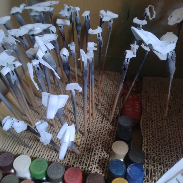 モチベが上がんねぇ〜って言いながら突然やり出すのも！いつもの私なんですが！😄自分でも分かんないんです！🤔突然、良し！やるか！見たいな感じです！😄取り敢えずは言った通りに最初のサフ吹かしたパーツをホワイトでグラデーションしました！😄やっぱり吹かしていて思いましたが！グレーで所々塗り分けしようと思います！レッドは基本ホワイト外装なので鉄華団エンブレムがレッドなので！貼ったらインパクト出るからレッドを塗装するのは止めようと思いました！後！アンテナブレード？まぁアンテナで！こう言ったメイン的な部分の色を悩んじゃいます！通常はガンダムなんかはイエローとか何でしょうが！グレイズ系はカメラがイエローなので色が近くで、かぶっちゃうのでサイサリスみたいに濃ゆいグレーにしようか？色々思案中です！🤔つうか！レギンレイズジュリア作るのに、そんなに熱くなるなよ！って感じですよね！😄😄取り敢えずはまだ動くつもりなかったのに塗装しちゃったので！一旦ここでストップします！次回は塗り分けが決まればこれらのパーツの塗り分け！決まらなかったらフレーム系とかバーニア類などのメタル色をやろうと思います！😀（3枚目）