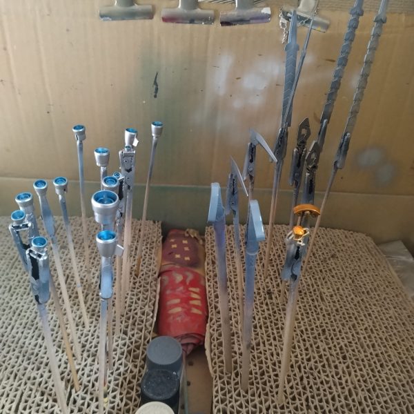 結局は全部いつものごとくトップコート以外のエアブラシ塗装を終わらせました！😄スイッチ入ってやり出すとサクサクやっちゃうんですよね！😄取り敢えずは予定より早く終わっていってるので！一旦ここで作業ストップしてゆっくりします！😀次回は筆塗りと墨入れやります！ソレが終わったら組み立てと、いつもの流れになります！😀（2枚目）