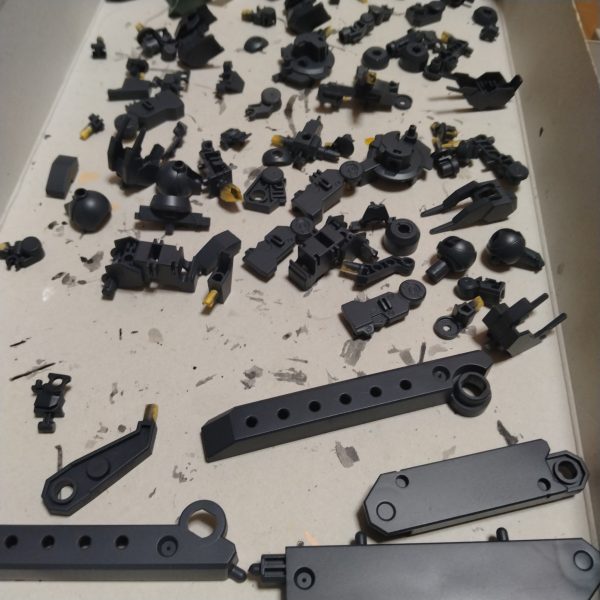 結局は全部いつものごとくトップコート以外のエアブラシ塗装を終わらせました！😄スイッチ入ってやり出すとサクサクやっちゃうんですよね！😄取り敢えずは予定より早く終わっていってるので！一旦ここで作業ストップしてゆっくりします！😀次回は筆塗りと墨入れやります！ソレが終わったら組み立てと、いつもの流れになります！😀（3枚目）