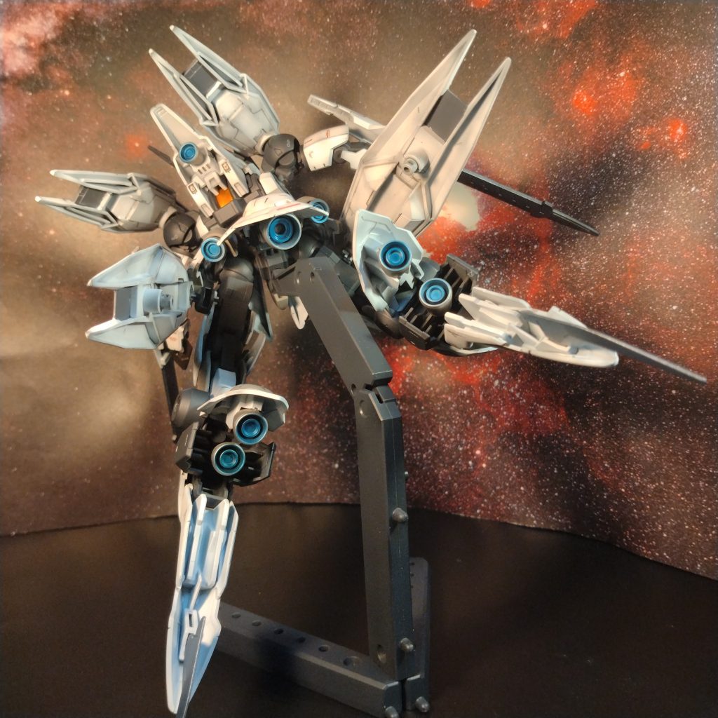 このキットの大きさはHG超えする程の迫力があります！😄バックショットもバーニアが多くて！なかなかカッコイイ機体です！👍