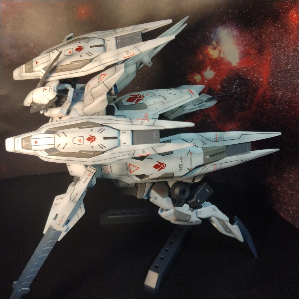 当初の予定ではホワイト基本に若干のトリコロールカラーを考えてましたが！ここGUNSTAで見たカッコイイと思ったレギンレイズジュリアとかぶってしまうと思い結構悩みましたが！結果的にはこのカラーリングにして自分的には良かったと思ってます！😀