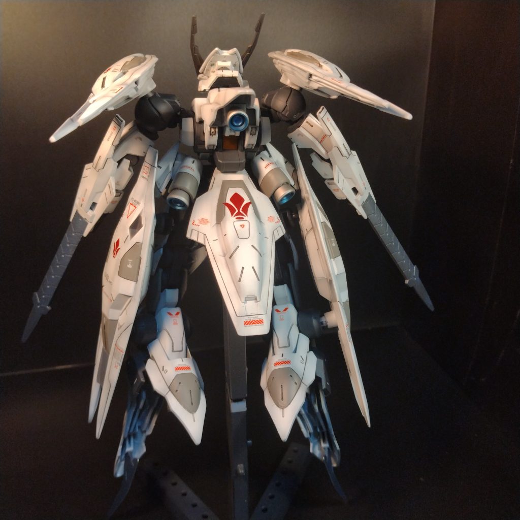 元々何処かにも書きましたが！このレギンレイズジュリアはカッコイイと前々から思ってたんですが！設定のいかにも軍用色のグリーンなのが、この機体のカッコよさを損ねてると思ってましたので！今回は私が思う女性パイロットらしいイメージのカラーリングにしました！😄