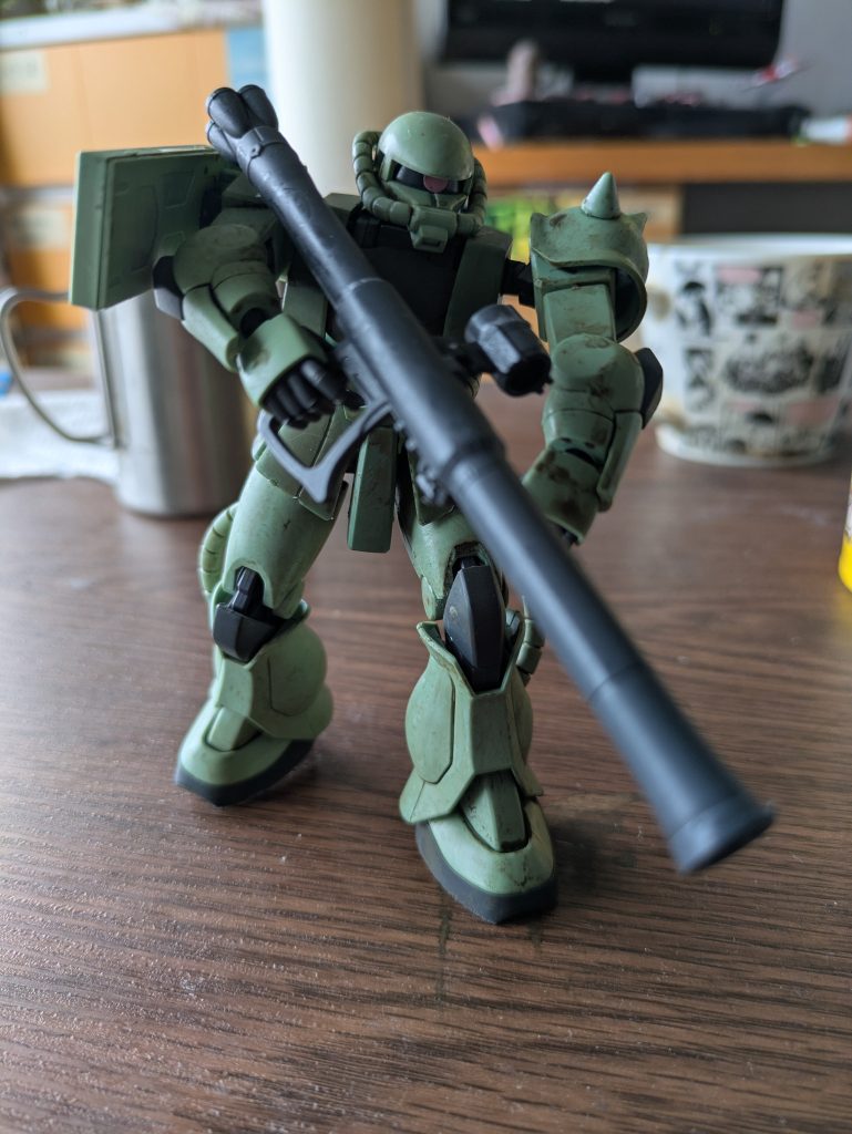 今回のザクはザクマシンガンよりも、バズーカを持たせた方がしっくり来るようです。