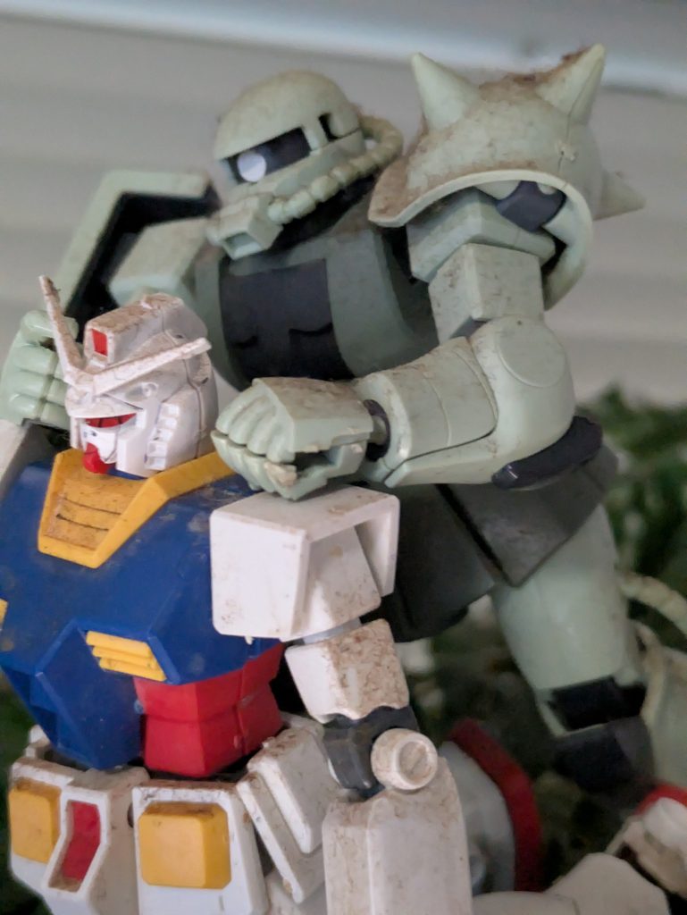 可動域少なザクIIは、つや消しを吹いたのみ。元々はザザクマシンガンを持たせていたのですが、色々とポージングさせていたら修復不能に。右手がグーになっているのはザクマシンガン装着の名残。それでも、左手は人差し指が見えるから近くなったとしとこう(笑)