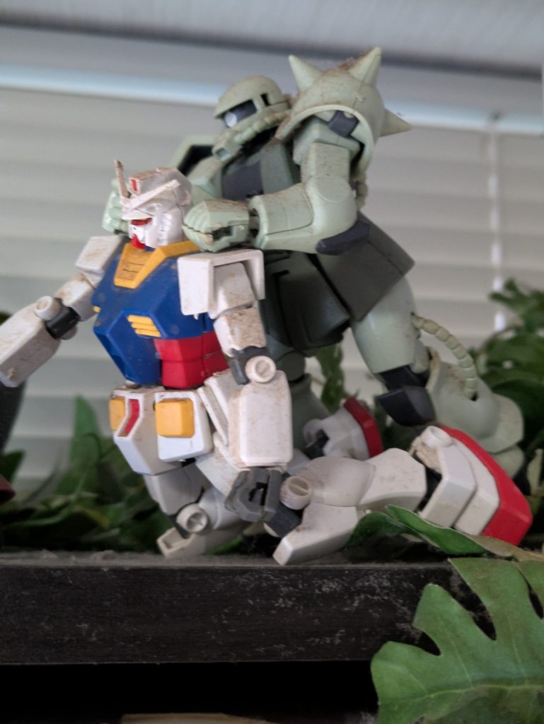 理想とは遠くセイラ出撃のシーンはガンダムの足は後ろじゃなくて、前足を出して座っている状態。リアルグレードなら再現出来るだろうけど、ハイグレードでは股の付け根が見えるからかっこ悪い。そこで、足は後ろに。ここまで可動すれば、個人的に合格。