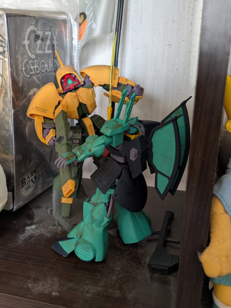 ウォッシングしたけど、さっぱり目立たない(笑)後ろにバズーカを持たせられるのに、すぐ外れるのでそのまま外しときました。