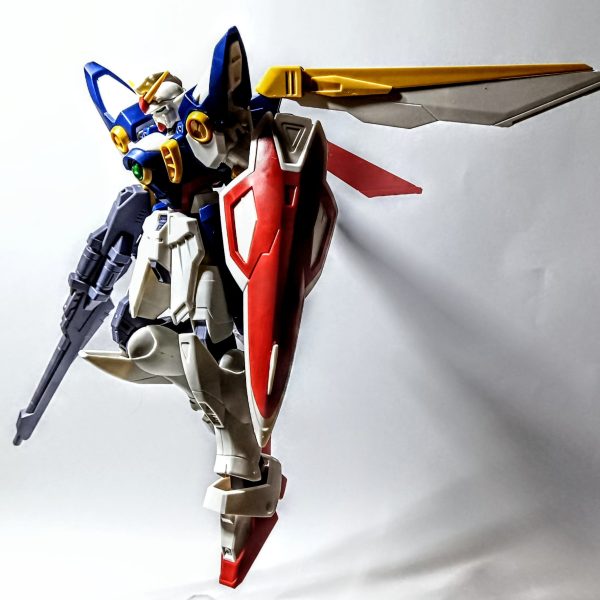 ようやく2日間休みになったので、一気に2つ組み立てました。HGガンダム(ビヨンドグローバル)とEGウイングガンダムです。何気に、ビヨンドグローバルの発売がは約6年前だということに驚きました。ガンプラ始めて3つ目がこのキットだったのですが、もう一度組み立てたいと思い、今更ながら購入。プロポーション等は今風になっており、可動域も広いです。賛否が分かているそうですが、個人的には結構好みです。そしてEGウイング、1000円ちょっとでこの出来は凄くないですか？細かいダクト等の色は足りませんが、殆ど色分けされています。組み立てやすく、クオリティも高いです。時間があればぼちぼち投稿していきたいです。（4枚目）